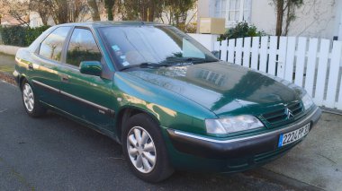Bordeaux, Fransa - 028 2025: Citroen xantia eski usul Fransız fast-back araba yan görüntüsü caddeye park edilmiş