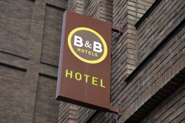 Bordeaux, Fransa - 02 03 03 2025: B & B ve B otelleri logo zinciri markası ve otelin ön cephesindeki yazı tabelası