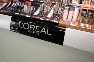 Bordeaux, Fransa - 029 29 2025: L 'oreal Paris logosu ve Fransa' nın Fransız mağazasının girişindeki Fransız lüks makyaj parfümü ve cilt kozmetik ürünleri mağazasında metin imzası