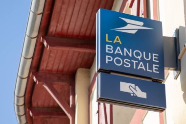 Bordeaux, Fransa - 02 04 2025: La Banque Postale mavi logo marka ATM ve Fransız banka posta ajansının metin imzası