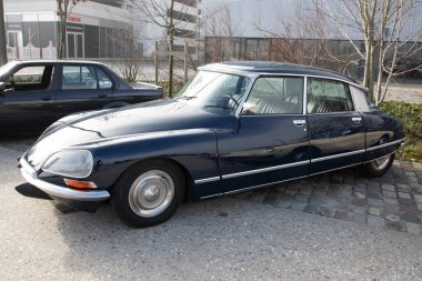 Bordeaux, Fransa - 02 03 2025: Citroen DS 23 logo markası ve klasik Fransız arabasının önündeki işaret levhası