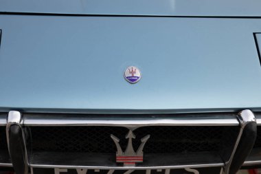 Bordeaux, Fransa - 02 06 2025: Maserati arabalı trident logosu İtalyan marka işaretli klasik spor lüks araç