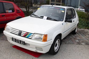 Bordeaux, Fransa - 02 06 2025: peugeot 205 rallye logo markası ve eski model Fransız arabasının önünde imza
