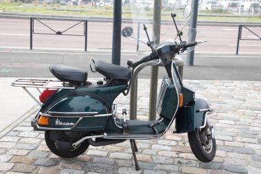 Bordeaux, Fransa - 02 06 2025: vespa px 125 scooter İtalyan mobilet vintage şehir caddesinde park halinde