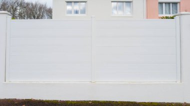 Duvar beyazı alüminyum yüksek bariyerli modern ev manzaralı bahçeyi koruyor