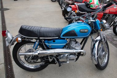 Bordeaux, Fransa - 02 06 2025: Yamaha YDS6C mavi motosiklet 1968 model antika eski motosiklet