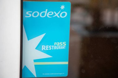 Bordeaux, Fransa - 02 06 2025: Sodexo pass restaurant logosu ve bar bar kapısı kapısı ön cephesi