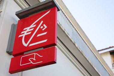 Bordeaux, Fransa - 02 04 2025: caisse d 'epargne kırmızı işaret levhası amblemi kırmızı ön cephe Fransız perakende bankası