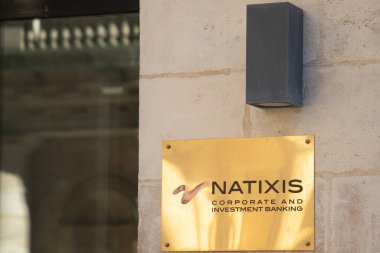 Bordeaux, Fransa - 02 12 2025: Natixis kurumsal ve yatırım bankacılığı imzası metin ve logo markası Fransız bankası
