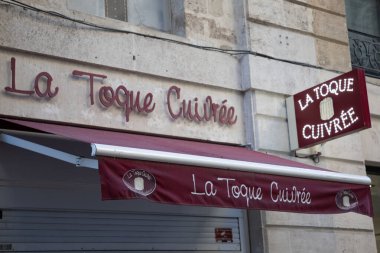 Bordeaux, Fransa - 02 10 2025: la toque cuivree logo markası ve Caneles Fransız Pasta Şirketi, Bordeaux Fransa zincirinden geleneksel Canele 'i yaptı.