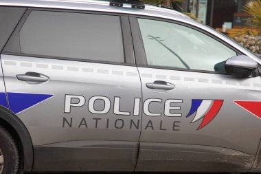 Bordeaux, Fransa - 02 04 2025: Fransa sokaklarındaki Fransız ulusal polisi Peugeot 5008 yan vagonunda polis ulusal markası ve metin ve logo damgası
