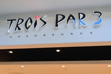 Bordeaux, Fransa - 02 10 2025: trois par 3 giriş mağazası logo zinciri ve duvar önü moda ayakkabıları kadın ön mağazasında metin imzalama