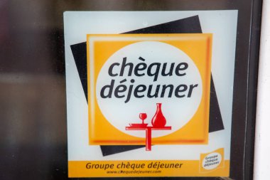 Bordeaux, Fransa - 02 06 2025: çek dejeuner logosu ve restoran girişindeki yemek fişi.