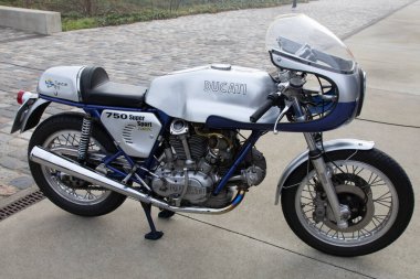 Bordeaux, Fransa - 02 15 2025: Ducati retro 750 süper spor yarış motosiklet klasik gri yarış takımı klasik İtalya logosu ve metin işareti
