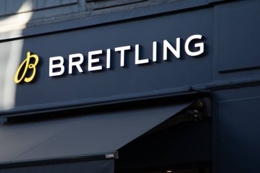 Bordeaux, Fransa - 02 14 2025: Breitling logo markası ön cephesi ve metin işareti İsviçreli duvar mağazası kuyumcusu duvar butiği
