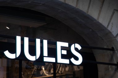 Bordeaux, Fransa - 02 10 2025: Jules logosu marka cephe ve Fransız zinciri mağazasının ön cephesi