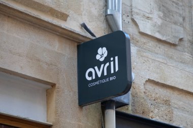 Bordeaux, Fransa - 02 14 2025: avril logo markası ve metin mağazası duvarları organik kozmetik güzellik mağazası ön cephesi Nisan ayı