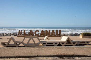 Lacanau, Fransa - 02 18 2025: lacanau ahşap büyük metin logosu # lacanau harfi hash pound Fransa 'nın güneybatı Atlantik kıyıları için.