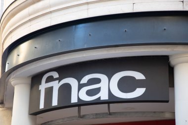 Bordeaux, Fransa - 02 12 2025: Fnac shop logosu ve duvar mağazası elektronik kütüphane perakende butiğinin ön giriş işareti