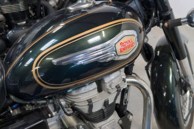 Bordeaux, Fransa - 02 18 2025: Royal Enfield Bullet 500 markası ve Hint yapımı motorsikletlerin yakıt deposu üzerindeki metin logosu