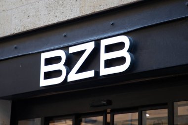 Bordeaux, Fransa - 02 10 2025: Bizzbee bzb logo markası ve metin tabelası mağazası moda butik mağazası ön cephe zinciri şık duvar kıyafetleri girişi