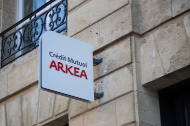 Bordeaux, Fransa - 02 12 2025: Apartman cephesinde Fransız özel sermaye bankasının ön cephesinde kredi karşılıklı Arkea logosu metin ve marka işareti
