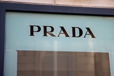 Bordeaux, Fransa - 02 10 2025: Prada tabela amblemi ve metin zinciri duvar ön cephe mağazası girişi