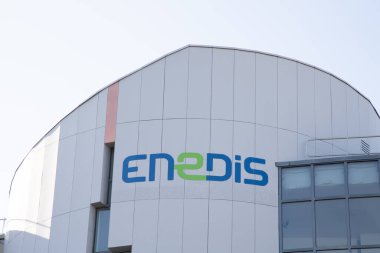 Bordeaux, Aquitaine France - 02 25 2025: Enedis Fransız bürosu ön cephe inşaatındaki Fransız dağıtım şirketi Fransız Dağıtım Şirketi 'nin amblemi