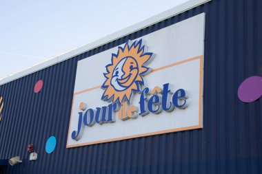 Bordeaux, Aquitaine France - 02: 25 2025: jour de fete metin tabelası ve aksesuar bayramı için Fransız mağaza zincirinin marka logosu