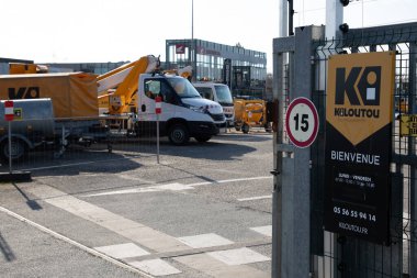 Bordeaux, Aquitaine France - 02 25 2025: kiloutou logo markası ve kiralık araç makineleri için metin paneli inşaat için endüstriyel araçlar