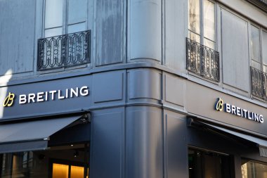 Bordeaux, Fransa - 02 14 2025: Breitling 1884 logo markası ve İsviçre saatleri giriş mağazası ön cephesinde metin imzası