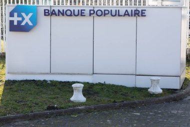 Bordeaux, Fransa - 02 04 2025: Banka nüfusu ofis imzası yazı ve marka logosu