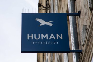 Bordeaux, Fransa - 02 04 2025: İnsan hareketsiz hale getirici işareti ve Fransız emlak mağazası broker ofis zincirleme cephesinin kuş logosu mavisi