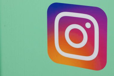 Bordeaux, Fransa - 02 27 2025: Instagram uygulama logosu markası ve mağaza giriş duvarı ön cephe dükkanında metin imzası platformu