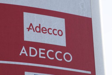 Bordeaux, Fransa - 02 27 27 2025: Fransız Geçici İş Ajansı 'nın zincir inşa cephesinde Adecco marka ve metin logosu