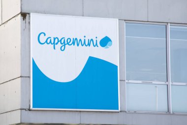 Bordeaux, Fransa - 02 27 2025: Capgemini logo markası ve Fransız çokuluslu profesyonel hizmetler bürosu önünde girişimcilik danışmanlığı tabelaları için metin imzası