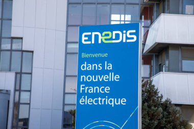 Bordeaux, Fransa - 02 27 27 2025: Fransız elektrik dağıtım şirketinin mavi panel cephesinde Enedis binası DSC logosu ve metin imzası