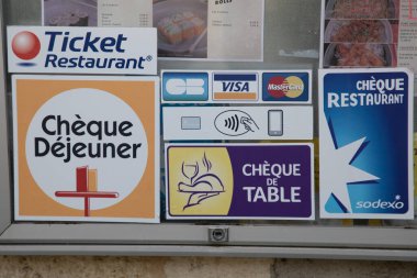 Bordeaux, Fransa - 02 28 2025: Bilet Lokantası Edenred marka çek defteri logosu ve metin kontrolü tabelaları ve CB vizeli ana kart tabelası