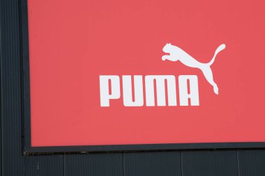 Bordeaux, Aquitaine France - 03 03 03 2025: Puma mağazası yazı tabelası ve Alman firmasının spor mağazası ön cephe spor ayakkabıları mağazası ön cephesinin logo girişi