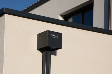 Çelik oluk yağmur alüminyum metal sistem kare drenaj boruları ile ev köşesi düz çatı