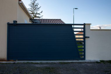 modern gri kapı kayan metal koyu gri kaydırak banliyö evinin yüksek alüminyum kapısı