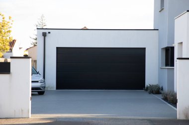 Kısmi modern araba koyu gri garaj patenci gri kapı tasarımı modern ev cephesi araba girişi