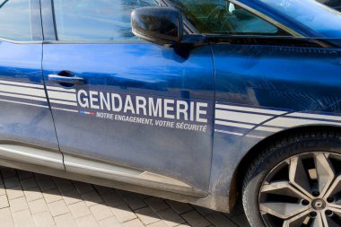 Bordeaux, Fransa - 03 06 2025: jandarma araç tabelası kapıda, yanında logo olan Fransız askeri polis aracı anlamına geliyor.