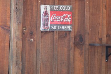 Bordeaux, Fransa - 03 06 2025: Coca Cola marka buz gibi soğuk burada satıldı gerçek reklam çerçevesi marka ve metin logosu bize karbonatlı meşrubat