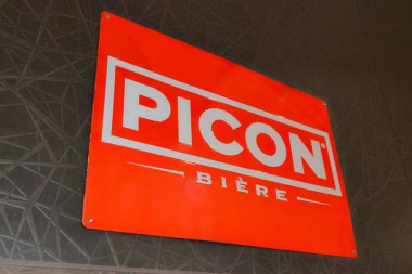 Bordeaux, Fransa - 03 06 2025: Picon biere logosu ve bar restoranının duvarında metin imzası