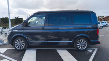 Bordeaux, Fransa - 03 07 2025: Volkswagen California Okyanus Karavanı Westfalia T5 Bulli Plajı Modern Taşıyıcı Karavanı