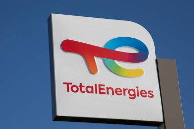 Bordeaux, Fransa - 03 07 2025: toplam enerji markası metin şirketi logosu imzalı araba Totalenergies panel paneli benzin istasyonu mağazası