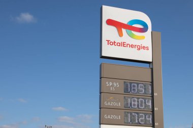 Bordeaux, Fransa - 03 07 2025: toplam enerji markası metin şirketi logosu ve fiyat listesi toplam enerji benzin istasyonu mağazası