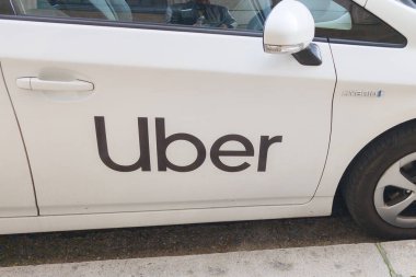 Bordeaux, Fransa - 03 07 2025: Uber araba taksisi çevrimiçi ulaşım Amerikan servis aracı beyaz aracının yanında yazı ve logo işareti