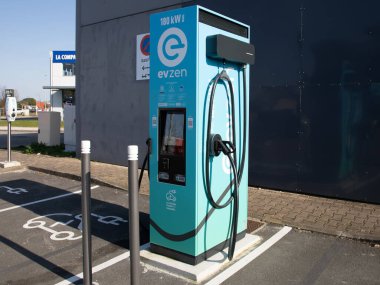 Bordeaux, Fransa - 03 10 2025: evzen troniq modüler evbox elektrikli araba her şarj istasyonu parkı elektrikli araç gereçleri şirketi Amsterdam 'dan